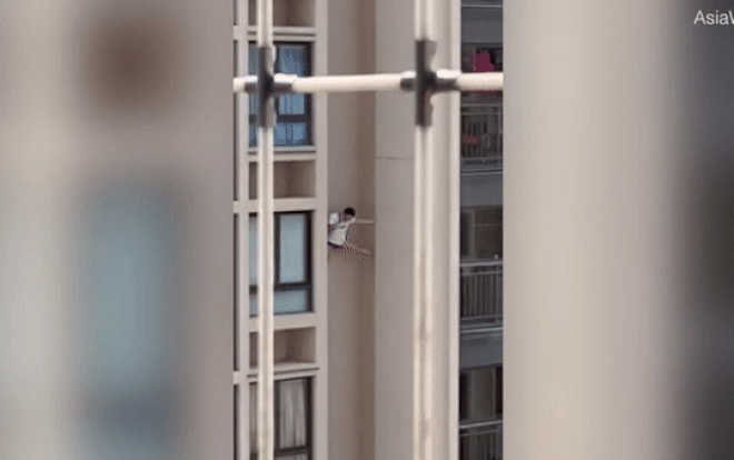Clip người đàn ông đứng chênh vênh trên tường 'vì bị phát hiện ngoại tình' gây xôn xao MXH Ảnh 2