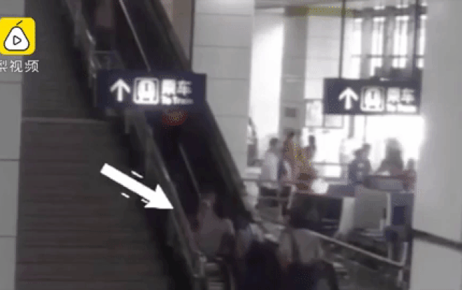 Đang bế con nhỏ, người mẹ ngã vào khe thang cuốn Ảnh 2