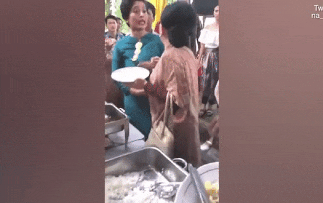 Ăn mặc sang chảnh dự đám cưới, 2 bà cô 'choảng nhau' vì… miếng thịt bò Ảnh 2