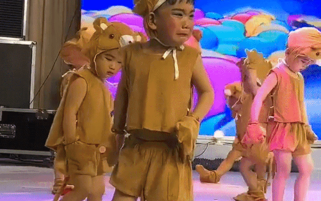 Mặc ngược quần còn bị bắt lên diễn văn nghệ, gương mặt phụng phịu của cậu bé khiến dân mạng ôm bụng cười ngất Ảnh 2