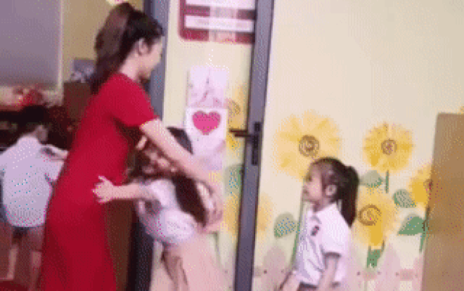 Cô giáo mầm non xinh đẹp gây ấn tượng với màn chào hỏi học trò mỗi sáng sớm khiến CĐM quyết tìm ra danh tính Ảnh 2