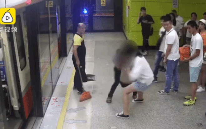 Bị quấy rối trên tàu, cô gái cố tình chờ bắt bằng được tên biến thái Ảnh 2