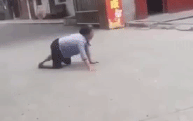 Bà lão bò giữa đường kêu tiếng chó khiến nhiều người hoang mang và sự thật đau lòng phía sau Ảnh 2