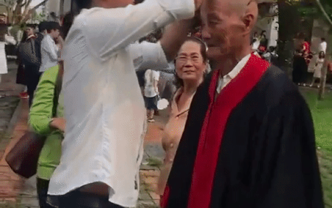 Nam sinh mặc áo cử nhân cho ông nội sau buổi lễ tốt nghiệp để bày tỏ lòng biết ơn khiến nhiều người xúc động Ảnh 2