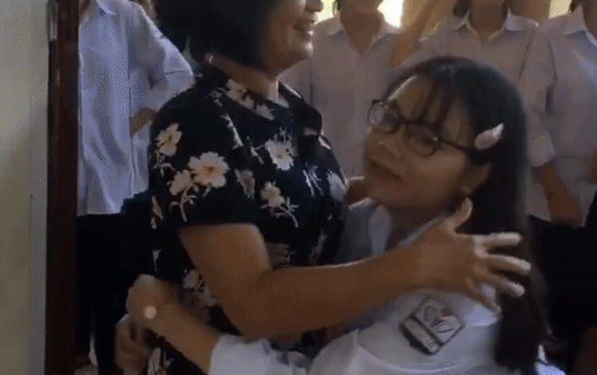 Cô giáo tươi cười, trao thông điệp yêu thương qua những cái ôm đầy tình cảm đón học trò vào lớp khiến CĐM ngợi khen Ảnh 2