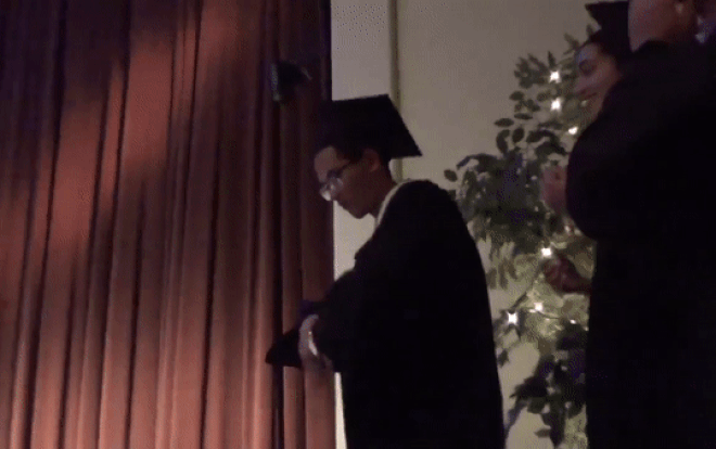 Nam sinh Việt gây tranh cãi khi biểu diễn điệu múa quạt trước đông đảo bạn bè quốc tế tại buổi lễ tốt nghiệp Ảnh 2