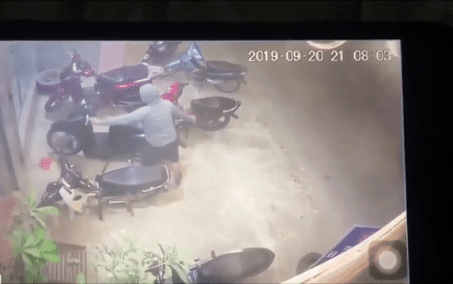 Ngỡ ngàng nhóm người điều khiển ô tô bán tải trộm xe SH đưa vào cốp thùng rồi nhanh chóng tẩu thoát Ảnh 2