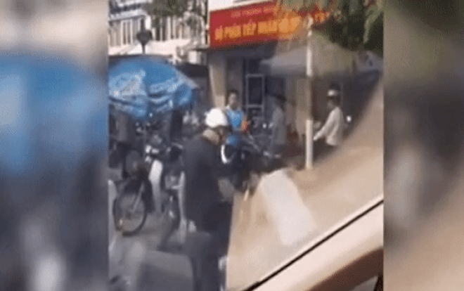 Va chạm giao thông, tài xế ô tô bị hai người đi xe máy đến tận cửa đánh không phản kháng nổi gây bức xúc Ảnh 2