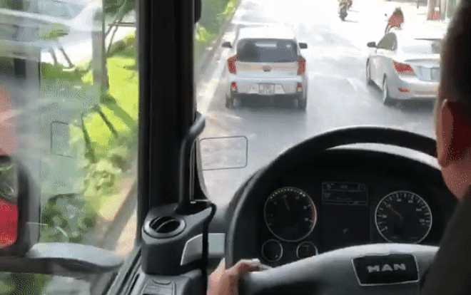 Công an xác minh vụ tài xế cản đường, xe cứu hỏa phải liên tục phát loa 'yêu cầu ô tô giảm tốc độ, đi gọn phía tay phải của mình' gây bức xúc Ảnh 2