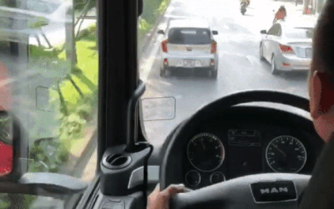 Tài xế chặn xe cứu hỏa trên đường chữa cháy khai do mở nhạc to nên không nghe thấy Ảnh 2