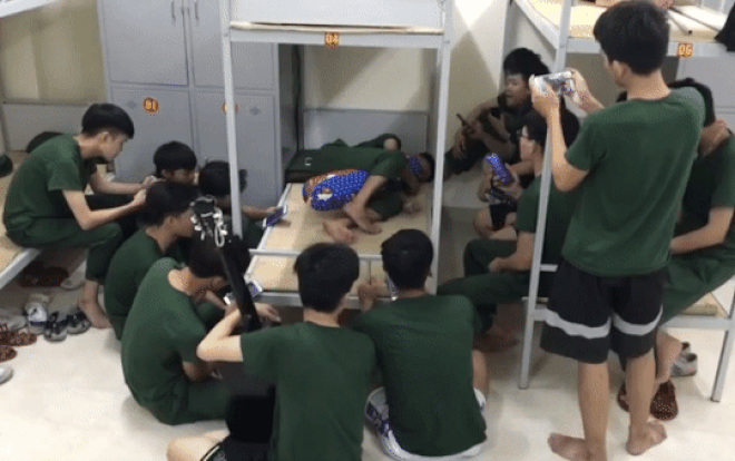 Chia tay bạn gái trong kỳ học quân sự, nam sinh ĐH Công nghiệp Hà Nội được nhóm bạn đồng thanh hát 'Gương mặt lạ lẫm' để an ủi Ảnh 2