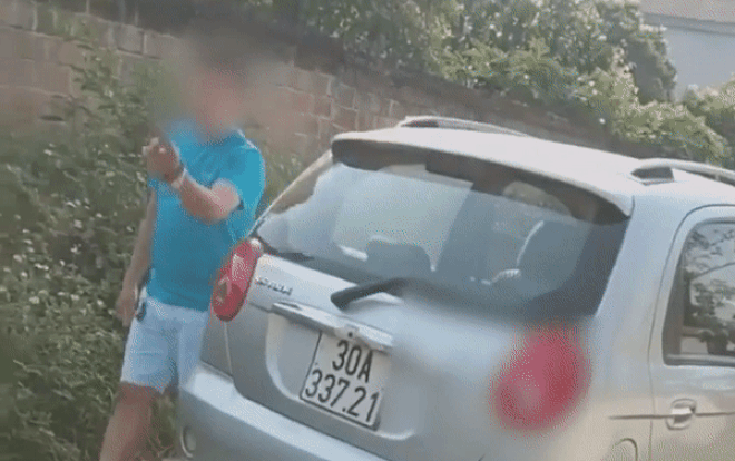 Tông ngã 2 mẹ con đi xe máy, nam giảng viên lớn tiếng chửi tục cùng thái độ hậm hực: 'Điên cả người, muộn hết giờ làm' Ảnh 2