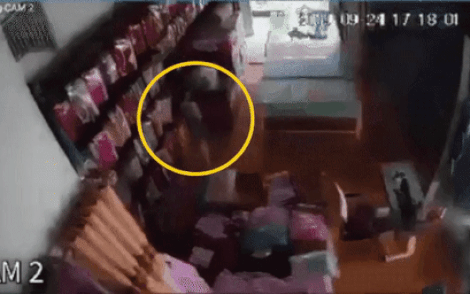 Clip: Khoảnh khắc xe đổ đá bất ngờ đổ sập vào nhà dân, người phụ nữ không kịp tháo chạy khiến nhiều người thót tim Ảnh 2