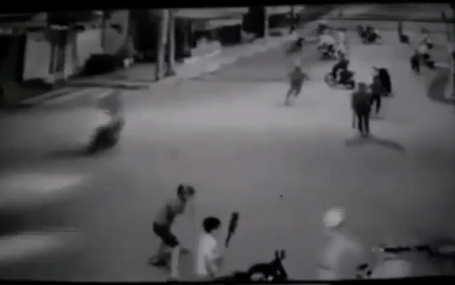 Nhóm thanh niên cầm mã tấu bao vây, đuổi chém đập phá xe dân phòng lúc rạng sáng Ảnh 2