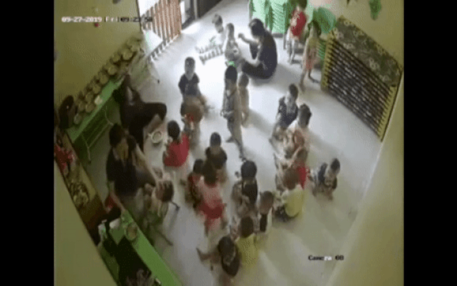 Clip: Cô giáo mầm non ghì mạnh đầu trẻ, đút cơm liên hồi khiến nhiều người vô cùng phẫn nộ Ảnh 2