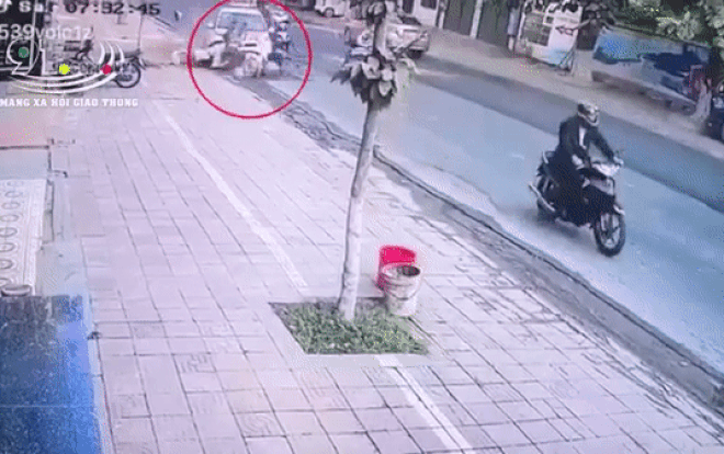 Clip: Taxi bất ngờ đâm 2 phụ nữ dắt xe đạp khiến 1 người văng ra giữa đường, 1 người kẹt dưới bánh xe Ảnh 2