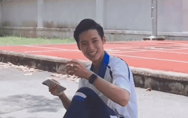 Xuất hiện trong đoạn clip quay lén của học trò, thầy giáo trẻ dạy thể dục bất ngờ 'gây sốt' với ngoại hình cực điển trai Ảnh 2