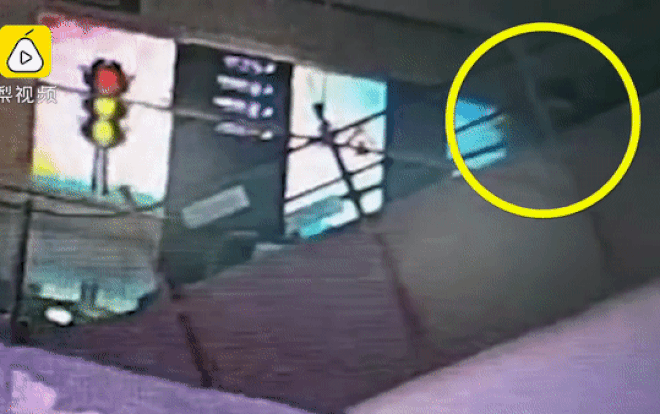 Mải xem điện thoại, người đàn ông gặp tai nạn kinh hoàng trên thang cuốn Ảnh 2