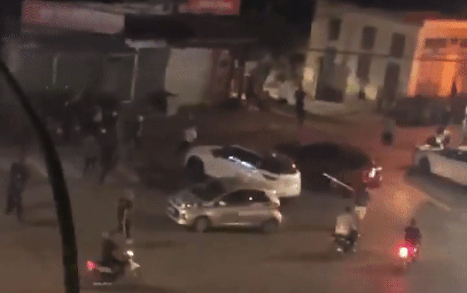 Hỗn chiến kinh hoàng trên đường Trần Khát Chân, hàng chục thanh niên cầm hung khí truy đuổi nhau khiến nhiều người khiếp vía Ảnh 2