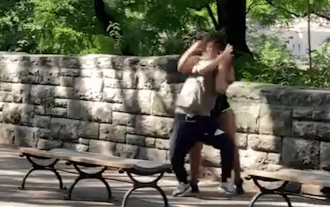 Người phụ nữ 'đánh vật' với bạn trai để mở khóa Face ID gây xôn xao mạng xã hội Ảnh 2