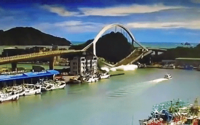 Giây phút cầu mái vòm bất ngờ sập tan nát ở Đài Loan khiến nhiều người mất tích Ảnh 2