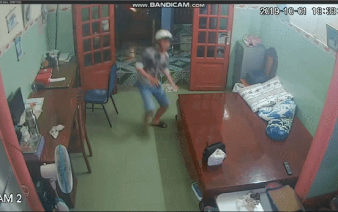 Clip: Nam thanh niên lẻn vào nhà trộm túi xách chứa hơn 1 tỷ đồng rồi nhanh chóng tẩu thoát gây xôn xao Ảnh 2