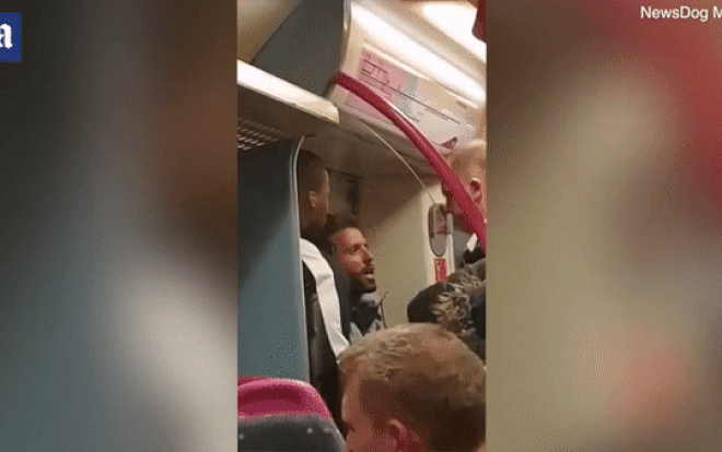 Nhân viên cãi vã, đập đầu nhau trên tàu nhưng phản ứng của hành khách mới đáng kinh ngạc Ảnh 2