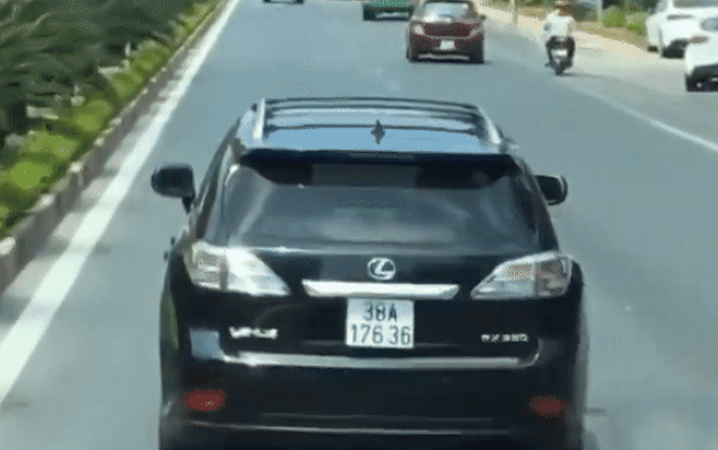 Tài xế Lexus nghênh ngang chặn đầu xe cứu hỏa mặc cảnh sát PCCC yêu cầu nhường đường Ảnh 2