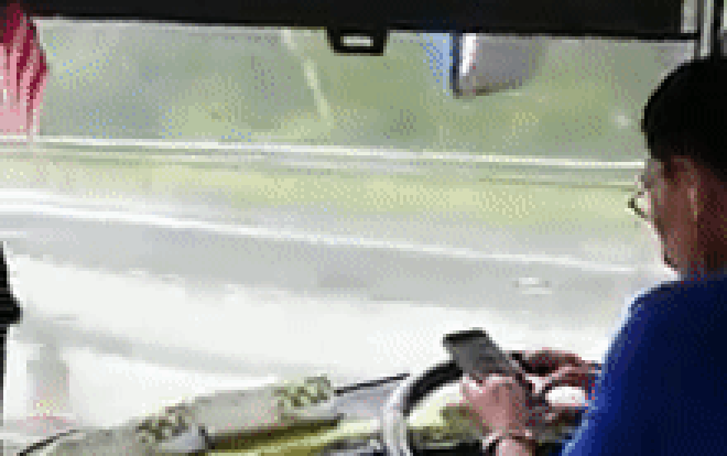 Tài xế buông hai tay, cắm mặt vào điện thoại lái xe với tốc độ cao Ảnh 2