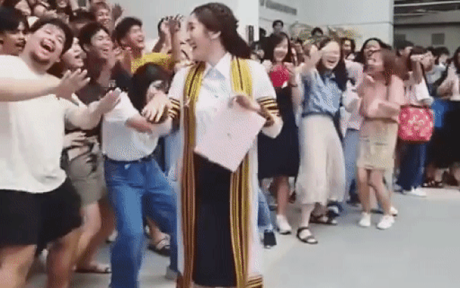 Nữ diễn viên Punpun Sutatta 'Tuổi nổi loạn' vui hết nấc cùng các sinh viên trong ngày nhận bằng tốt nghiệp Đại học Ảnh 2
