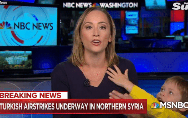 Bé trai 4 tuổi 'phá đám' mẹ đang dẫn bản tin trực tiếp Ảnh 2