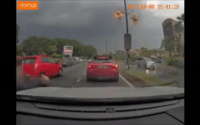 Khoảnh khắc đứng tim khi ô tô vượt ẩu suýt chèn qua đầu nam thanh niên lái xe máy Ảnh 2