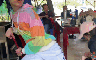 Fan xúc động share khoảnh khắc: Mẹ nuôi ngồi đất, gỡ gai khỏi chân K-ICM tại hậu trường 'Em gì ơi' Ảnh 2