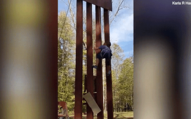 Cô bé 8 tuổi dùng 1 phút để chinh phục bản sao bức tường biên giới mà ông Trump tuyên bố 'không thể xuyên thủng' Ảnh 2