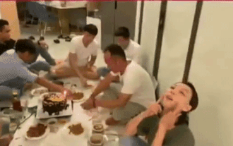 Clip: Chị Mười ba Thu Trang vừa đắp mặt nạ, vừa cùng Quốc Trường hát chúc mừng sinh nhật ông xã theo style 'loạn xạ' Ảnh 2