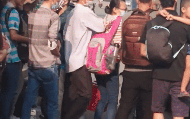 Nhóm người đàn ông dàn cảnh, móc túi trộm điện thoại của nữ sinh viên tại trạm xe buýt khiến nhiều người bức xúc Ảnh 2