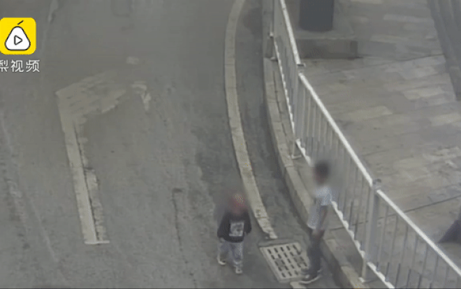 Anh trai tát em 2 tuổi ngã văng xuống đường vừa đúng lúc  ô tô lao tới Ảnh 2