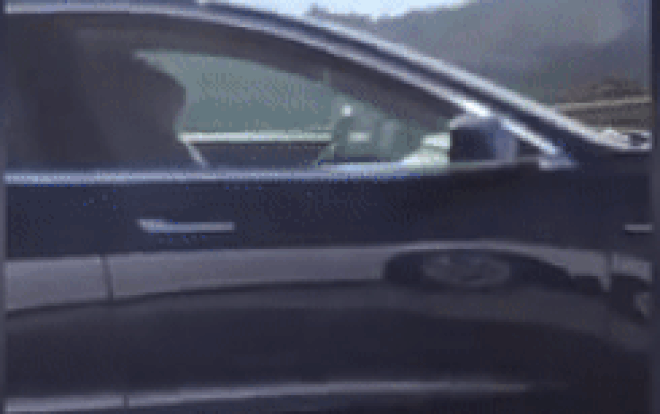 Hãi hùng tài xế say sưa ngủ khi đang lái xe lao vun vút trên đường Ảnh 2