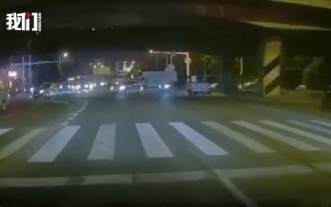 Cầu vượt Trung Quốc bất ngờ đổ sập, nhiều xe dưới gầm bị nghiền nát Ảnh 2