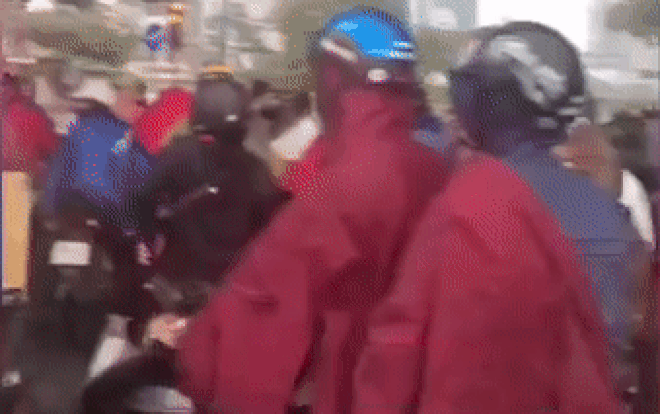 Xôn xao hình ảnh người dân trú mưa chật gầm cầu và hầm đường bộ bất chấp nguy cơ tai nạn Ảnh 2