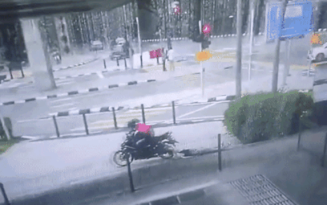 Bám cứng chiếc túi không cho tên cướp đắc thủ, cô gái phải chịu hậu quả kinh hoàng Ảnh 2