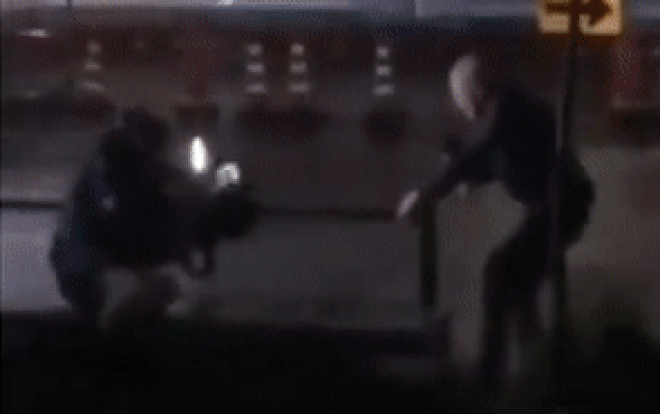 Ra đường quay phim giữa siêu bão Hagibis, phóng viên bị chỉ trích 'không có đầu óc' Ảnh 2