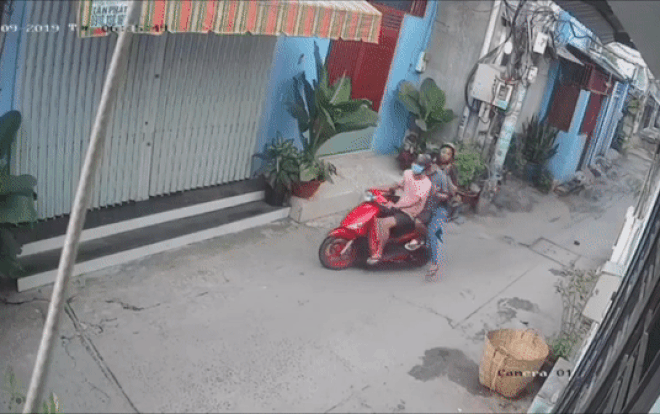 Nhóm giật túi xách có chứa giấy báo tử được camera ghi lại bị bắt khẩn cấp ở Sài Gòn Ảnh 2