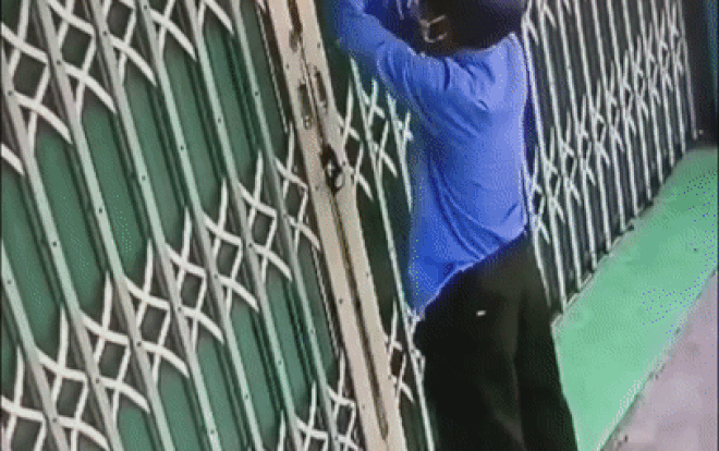 Clip: 2 tên trộm bẻ 2 lớp khóa trong tích tắc, lẻn vào nhà 'khoắng' sạch tài sản trong két sắt Ảnh 2