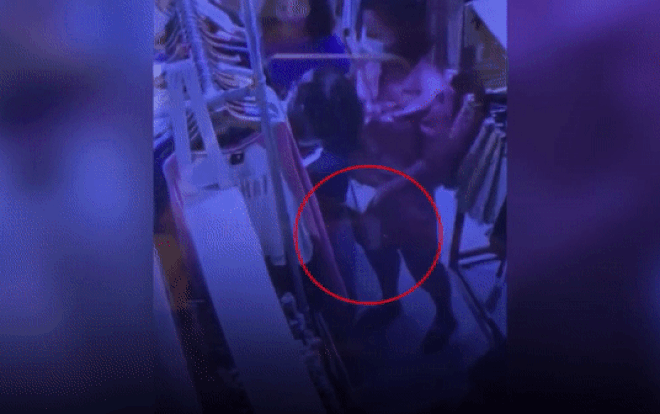 Clip: Vờ vào cửa hàng thời trang lựa quần áo, 'nữ quái' thò tay vào túi xách trộm ngay iPhone X của khách hàng Ảnh 2