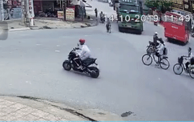 Clip: Thót tim trước cảnh 2 bé trai thoát chết thần kỳ khi bị xe tải tông trúng, cuốn cả người và xe đạp vào gầm Ảnh 2