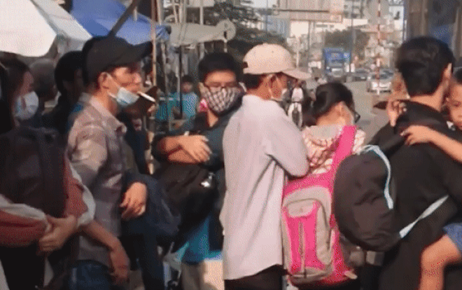 Đề nghị Công an vào cuộc truy tìm nhóm người đàn ông dàn cảnh, móc túi trộm điện thoại của nữ sinh viên tại trạm xe buýt Ảnh 2