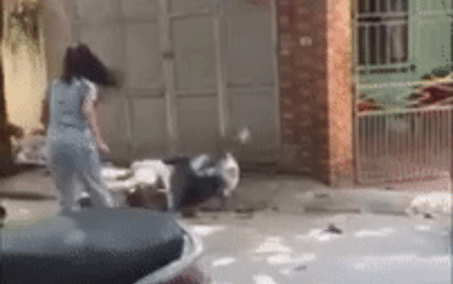 Vụ chồng ngồi im nhìn vợ ôm đầu đầy máu bật khóc bị 'tiểu tam' đánh chửi: Người chồng nói gì? Ảnh 2