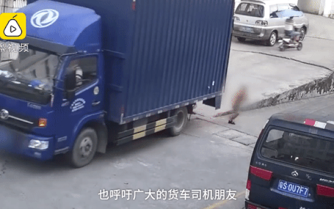 Bé trai chết thảm khi bị ô tô lùi trúng điểm mù Ảnh 2