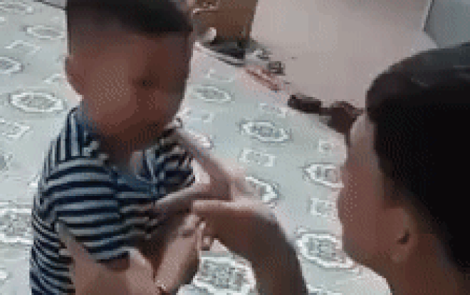 Uống rượu say xỉn, ông bố vừa mắng chửi vừa tát liên tục vào mặt con trai nhỏ gây phẫn nộ Ảnh 2